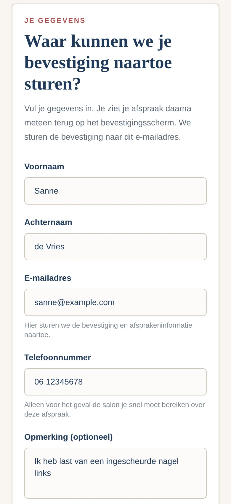 Boekingspagina op een telefoon, stap Jouw gegevens: Sanne de Vries met haar e-mailadres en de opmerking ‘Ik heb last van een ingescheurde nagel links’.